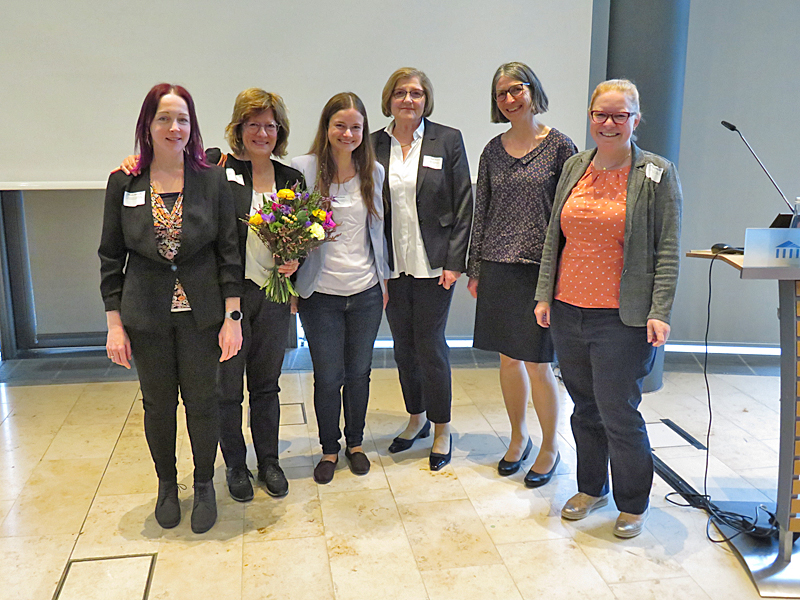 Zu sehen sind die sechs Sachverständigen des Bereichs Kosmetik am CVUA Karlsruhe vor dem Vortragsbildschirm des KKT.